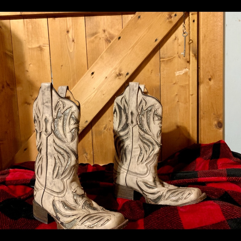 Women’s western style boot size 8.